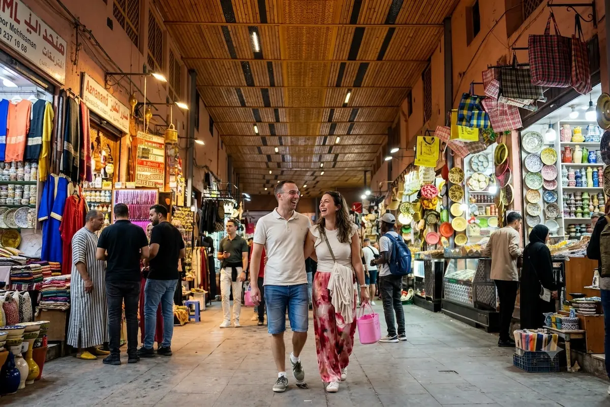 Turistas felizes em Marrakech