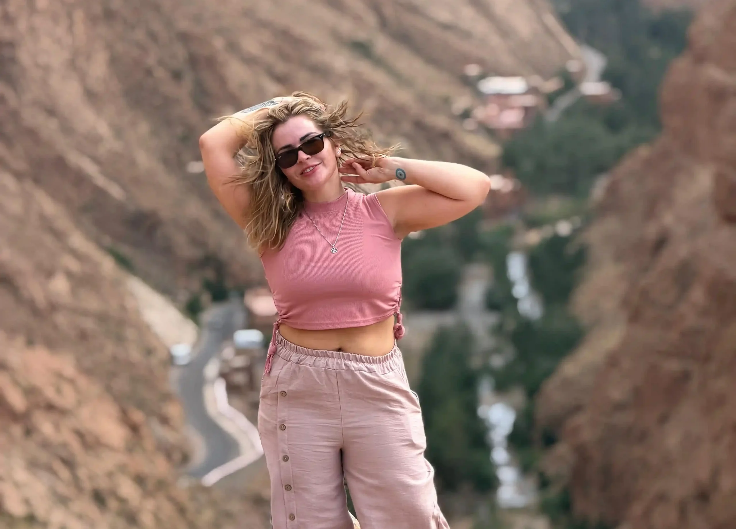 Turista extranjera disfrutando de una excursión por las montañas del Atlas en Marruecos