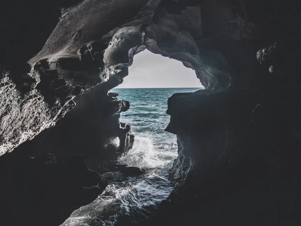 Cuevas de Hércules y el mar